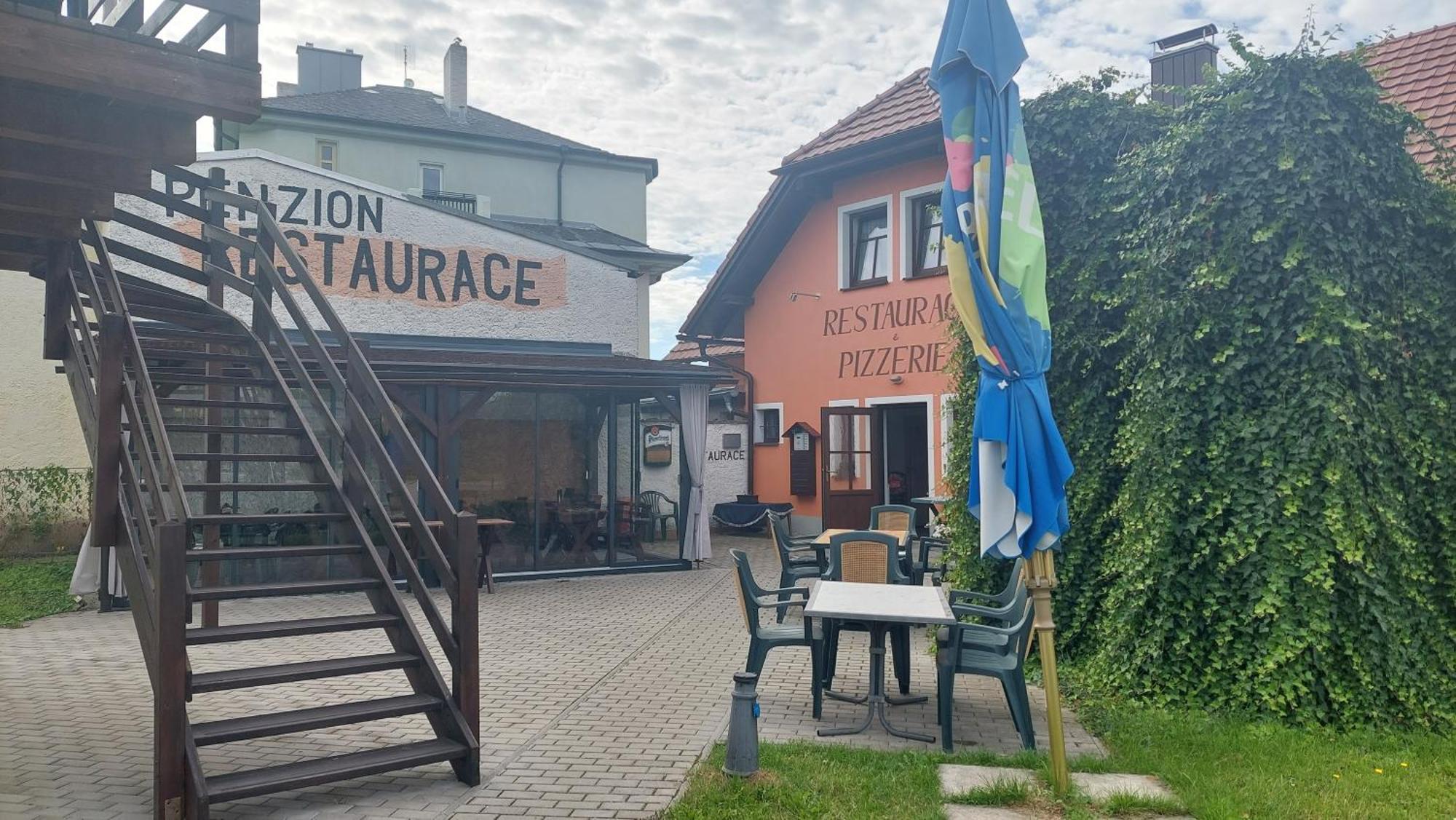 Penzion A Restaurace U Strnada Klatovy Exterior foto